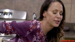 ���ူပြင်းတဲ့အနက်ရောင်ဆံရှင်အမျိုးသမီး Mckenzie လီရရှိအချို့ဓာတုပစ္စည်းမှအငယ်တွယ်စေသည်သူ့ကိုပည္ဆိုင္ရာ