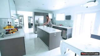 Väikesed tissid kasuema, kokad ja tema kleit määrdub.Ta võtab selle maha ja puhastage see ja stepson läheb jäme viga.Ta annab talle handjob ja bj ja on perses