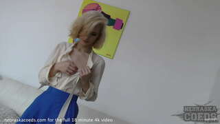 ���ेही सोनेरी मुलगी देत अल्ट्रा गरम पट्टी छेडणे विचित्र ऑब्जेक्ट बाटली घुसवणे सर्जनशील porn