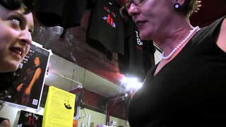 Bar fuckers - lesbiaidd aeddfed milf porn HD fideo