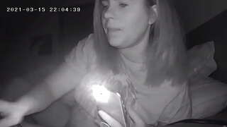 Busty Milf Distrugge il Suo Clitoride prima di andare a letto di Nascosto Cam