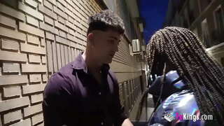 Brunette exhibitionist ලැබෙන ළිඳ විසින් ඕවට කාලයක් මචෝ