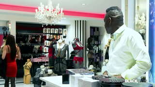 Ayu Rachel Adjani nemu anyar lingerie ing BBC Eddy Blackstone kang jinis toko &amp;amp; ends munggah ing panas silit sesi karo udan BJ, dildo marga bokong &amp;amp; a creampie! Full Gulung cepet &amp;amp; 1000s Luwih ing PrivateBlack.com!