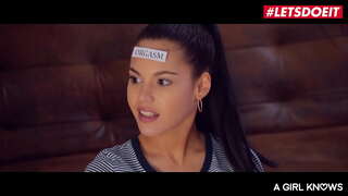 # लेट्सडॉइट-सिसिलिया मॉडल, अपोलोनिया और कटाना-एशियाई किशोर अपनी बेस्टीज़ के साथ समलैंगिक यौन संबंध की कोशिश करता है