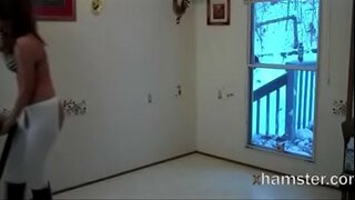 Exhibitionist gëlltit lakuriq për sweeper, të cilët skirted! Exhibitionist gëlltit lakuriq për sweeper, të cilët skirted!