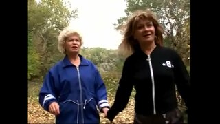 Horny küpseb tahad eksperimenteerida ja üksteise tuss murul