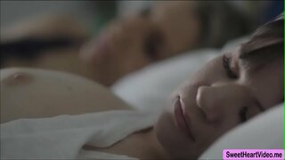 ���लिसन रे एशले आग के साथ है और वे अपनी बिल्ली चाट आनंद मिलता है