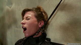 Atado morena MILF esclavo Ariel X se fija en la iluminación de la tabla, a continuación, encadenado obtiene anal follada con dildo en un palo en las manos del maestro Orlando