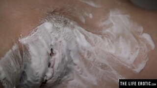 Паглядзіце, як калыхаюцца яе вялікія сіські, калі яна голіць сваю валасатую шапіках і мастурбуюць